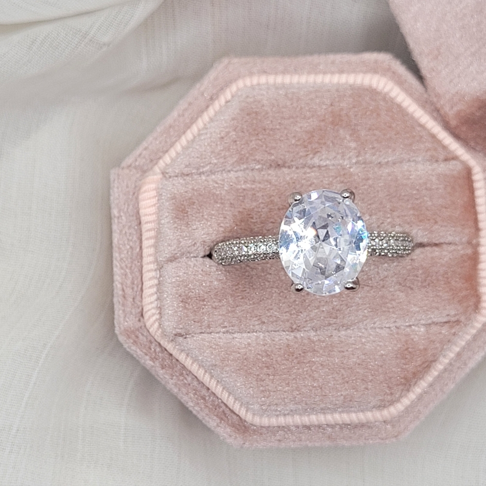 Timeless Brilliance Oval-Cut Diamond Solitaire Ring